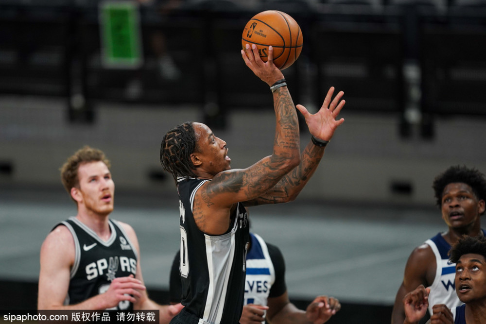  拉塞尔末节15分，森林狼逆转灰熊  